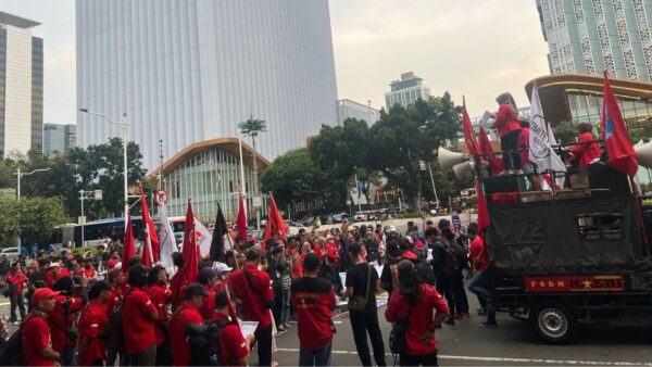 Massa aksi buruh GEBRAK menggelar demonstrasi di kawasan Monas Jakarta