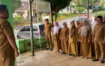 Pegawai Puskesmas Cirinten mengikuti apel pagi rutin