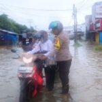 Polisi Bantu Warga Terjebak Banjir Rob di Ketapang