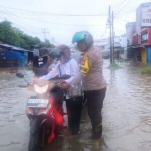 Polisi Bantu Warga Terjebak Banjir Rob di Ketapang