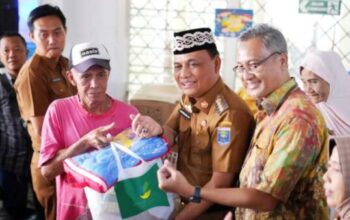 Penyerahan bantuan ATENSI kepada 99 lansia Kota Metro oleh Wali Kota Metro