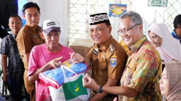 Penyerahan bantuan ATENSI kepada 99 lansia Kota Metro oleh Wali Kota Metro