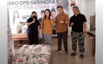 “Penyerahan bantuan Gerindra Sumut berupa paket sembako untuk korban banjir di Medan”