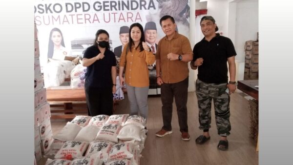 “Penyerahan bantuan Gerindra Sumut berupa paket sembako untuk korban banjir di Medan”