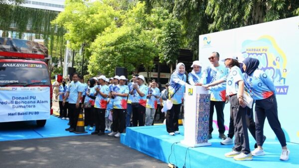 Penyaluran bantuan Kementerian PU untuk korban bencana di Aceh, Sumut, dan Sumbar.