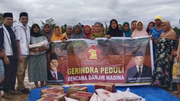 Fraksi Gerindra Madina menyalurkan bantuan kepada korban banjir di wilayah terisolir Siulangaling.