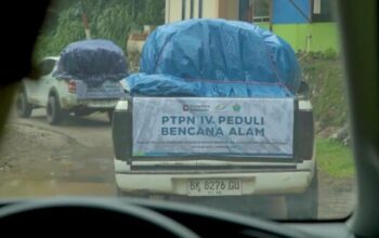 Bantuan PTPN IV Lima Puluh Kota disalurkan kepada warga terdampak banjir dan longsor.