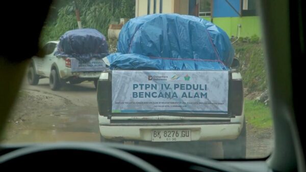 Bantuan PTPN IV Lima Puluh Kota disalurkan kepada warga terdampak banjir dan longsor.