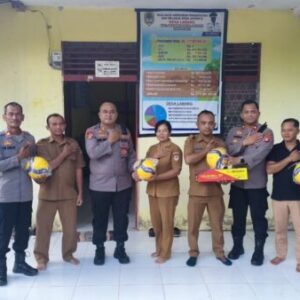Kapolres Melawi Serahkan Bantuan Sarana Olahraga untuk Karang Taruna Desa Labang