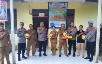 Kapolres Melawi menyerahkan bantuan sarana olahraga di Desa Labang