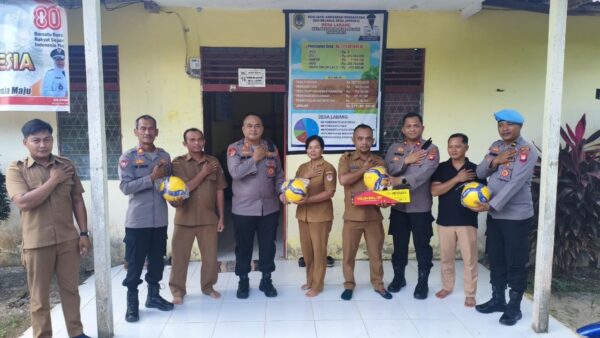Kapolres Melawi menyerahkan bantuan sarana olahraga di Desa Labang
