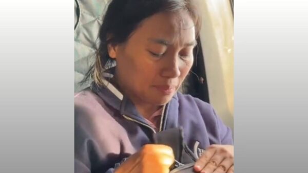 Bhayangkari Marlina Wiguna memandu helikopter TNI AU dalam pengiriman bantuan banjir bandang di Tapanuli Tengah.