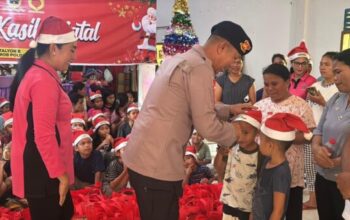 Brimob Polda Sumut berbagi kasih Natal kepada pengungsi bencana di Tapanuli Utara