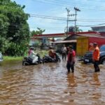 Genangan Pasang Rendam Pawan, Polres Ketapang Turun Cepat Bantu Warga