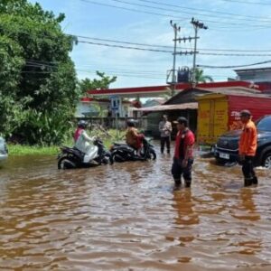 Genangan Pasang Rendam Pawan, Polres Ketapang Turun Cepat Bantu Warga