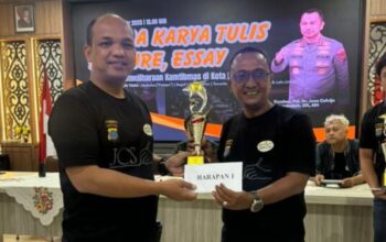 Irwan Saputra menerima penghargaan lomba feature essay Kapolrestabes Medan