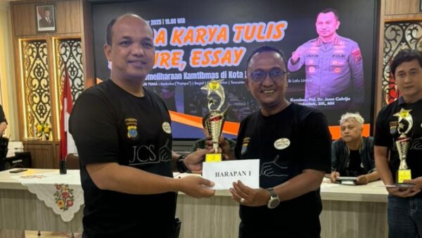 Irwan Saputra menerima penghargaan lomba feature essay Kapolrestabes Medan