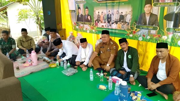 Camat Cirinten H. Udin Muhidin menghadiri peringatan Isra Mi’raj di Desa Karoya
