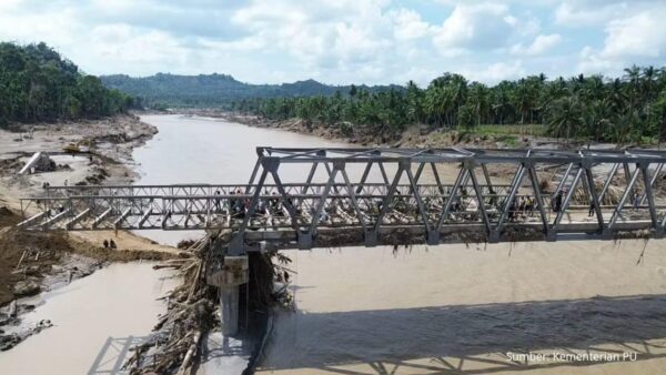 Pemasangan jembatan Bailey oleh Kementerian PU dan TNI di Aceh