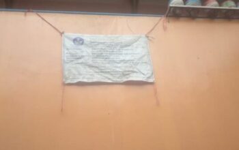 Papan proyek SDN Soreang 01 dipasang tinggi dan sulit dilihat masyarakat