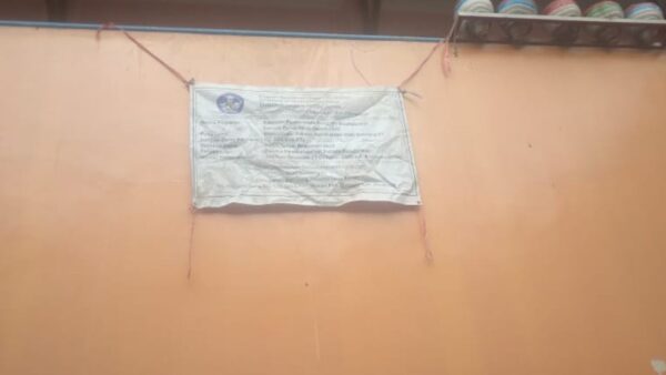 Papan proyek SDN Soreang 01 dipasang tinggi dan sulit dilihat masyarakat