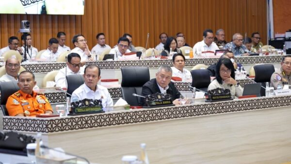 Petugas memeriksa kondisi jalan tol dan nasional jelang libur Natal dan Tahun Baru.