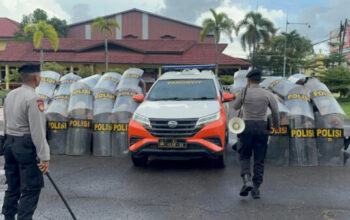 Latihan Dalmas Lanjut Polres Ketapang di halaman Mapolres