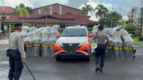 Latihan Dalmas Lanjut Polres Ketapang di halaman Mapolres