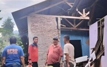 Petugas BPBD Lebak meninjau lokasi longsor yang merusakkan rumah warga di Gunung Kencana.