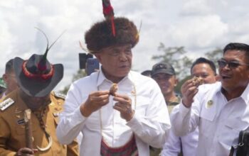 Menko Polkam Djamari Chaniago menghadiri upacara bakar batu di Papua Pegunungan