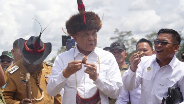 Menko Polkam Djamari Chaniago menghadiri upacara bakar batu di Papua Pegunungan