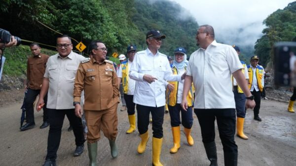 Petugas pemerintah meninjau lokasi jalan yang terdampak banjir dan longsor di Sumatera Barat.