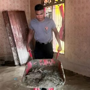 Brimob Sumut Turun Langsung Bersihkan Rumah Warga Pascabanjir Batang Toru