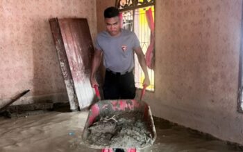 Personel Brimob Sumut membersihkan rumah warga pascabanjir Batang Toru