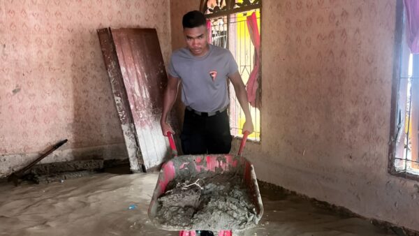 Personel Brimob Sumut membersihkan rumah warga pascabanjir Batang Toru