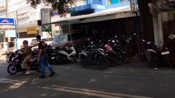 Parkir liar dan pengamen di kawasan wisata Palabuhanratu Sukabumi bikin wisatawan tidak nyaman