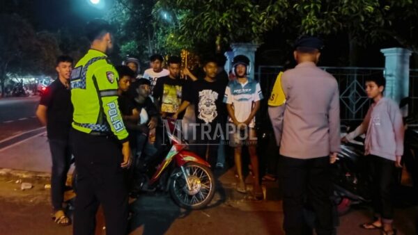 Patroli UKL Polres Ketapang menyisir titik rawan balap liar di Kota Ketapang pada malam akhir pekan.