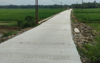 Warga Desa Bulagor berkumpul di jalan baru usai pembangunan jalan desa Bulagor rampung