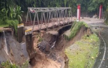 Petugas Kementerian PU memperbaiki jalan dan memasang jembatan bailey untuk penanganan banjir Aceh.