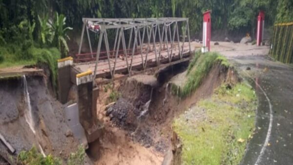 Petugas Kementerian PU memperbaiki jalan dan memasang jembatan bailey untuk penanganan banjir Aceh.