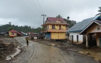 Alat berat Kementerian PU bekerja membuka akses jalan dan melakukan normalisasi sungai di Kabupaten Agam.