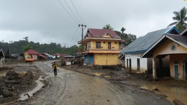 Alat berat Kementerian PU bekerja membuka akses jalan dan melakukan normalisasi sungai di Kabupaten Agam.