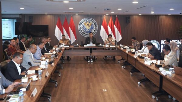 Penanganan pascabencana Sumatera oleh Kementerian PU menggunakan alat berat dan personel lapangan.