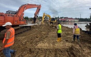 Alat berat memperbaiki jalan dan jembatan rusak akibat banjir dan longsor di Sumatera