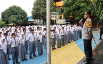 Kapolres Metro Jakarta Barat Kombes Twedi memberikan edukasi kepada pelajar SMKN 45.