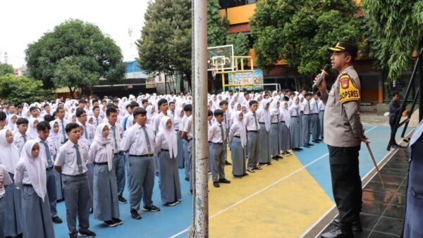 Kapolres Metro Jakarta Barat Kombes Twedi memberikan edukasi kepada pelajar SMKN 45.