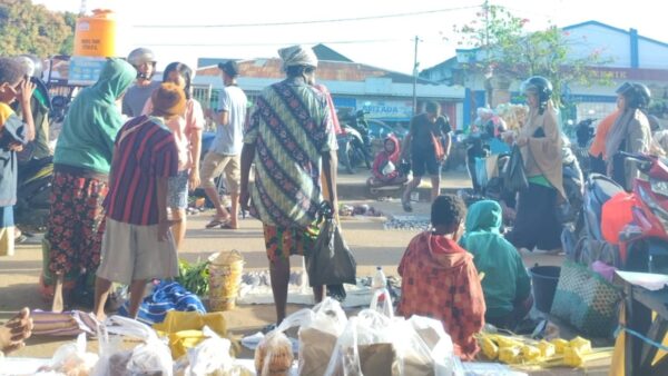 Warga Merauke menyampaikan aspirasi kepada Bupati terkait persoalan publik