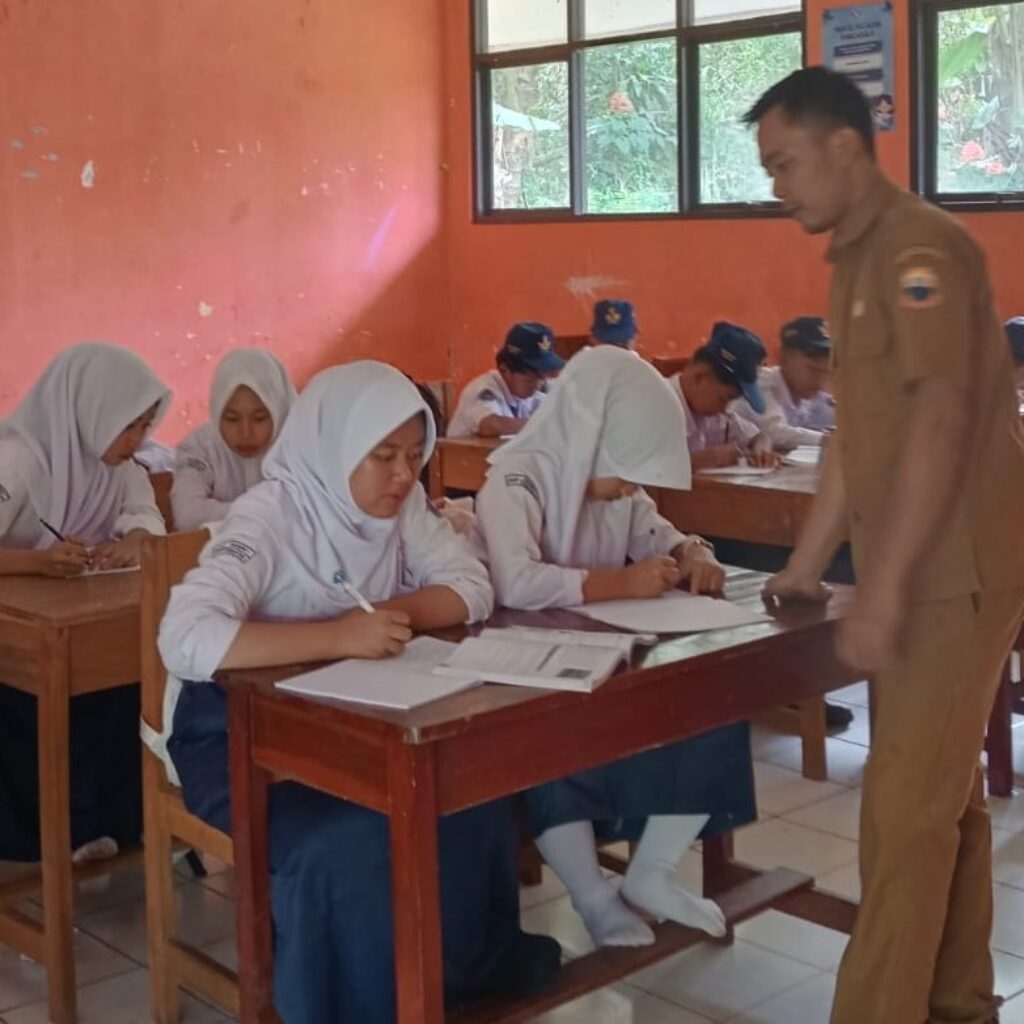 Bangun Fokus Sejak Pagi, SMPN 1 Cirinten Padukan Salat Dhuha dan Senam Sebelum KBM