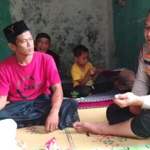 Bhabinkamtibmas Polsek Cikedal Sampaikan Pesan Moral kepada Keluarga Warga yang Meninggal Saat Dirujuk ke RSUD Labuan