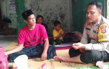 Bhabinkamtibmas Polsek Cikedal Sampaikan Pesan Moral kepada Keluarga Warga yang Meninggal Saat Dirujuk ke RSUD Labuan